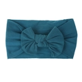 Dettaglio di una fascia per neonati in nylon morbido con un grande fiocco color blu pavone - Blu Aqua