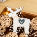 Ciondolo natalizio a forma di renna in legno bianco con cuori blu in ambiente festivo - Cervo bianco