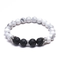 Bracciale in turchese bianco e pietra lavica con ciondoli a corona d'argento - Howlite Bianca e Pietra Lavica Nera (Corona d'Argento)