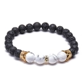 Bracciale in pietra lavica con accenti in turchese bianco e ciondoli corona dorati - Pietra Lavica Nera e Howlite Bianca (Corona d'Oro)