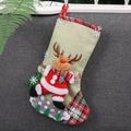 Weihnachtsstrumpf mit Rentier-Motiv und Karomuster-Rand vor einem grauen strukturierten Hintergrund - Grüner Rentier-Stil / Großer Leinenstrumpf