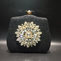 Elegante schwarze Glitzer-Abendclutch mit Sonnenblumen-Kristallverzierung und Goldschließe - Schwarz