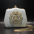 Details der silbernen Abendtasche mit Sonnenblumen-Kristallverzierung und Goldrahmen - Silber
