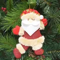Macro di un ciondolo di Babbo Natale in iuta rossa appeso a un albero di Natale - Babbo Natale