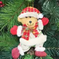 Dettaglio dell'orso natalizio in tela con sciarpa a quadri appeso all'albero - Stile orso