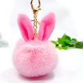 Dettaglio del portachiavi a pompon rosa con orecchie da coniglio e gancio dorato - Pompon 8cm + Orecchie di coniglio / Rosa