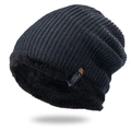 Dettaglio del berretto in maglia blu scuro con fodera in pile nero e etichetta a foglia d'acero - Berretto Singolo Blu Navy