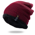 Dettaglio del berretto in maglia a righe rosse e nere con fodera in pile nero - Berretto Singolo Rosso