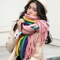 Sciarpa a righe arcobaleno effetto cashmere con nappe indossata con cappotto beige - 220x50cm / Rosa