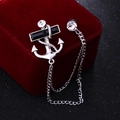 Broche ancre argentée avec cristal noir et chaîne à franges sur boîte en velours rouge - Strass Noir (Base Argent)