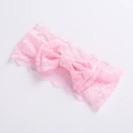 Primer plano de la diadema de encaje rosa para bebé con textura de lazo doble - Rosa