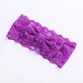 Primer plano de una diadema de encaje púrpura con lazo grande y bordes ondulados finos - Morado