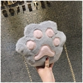 Détail macro du sac bandoulière patte de chat en peluche grise avec chaîne dorée - Gris