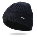 Detalle de gorro de punto azul oscuro con forro polar grueso y etiqueta metálica clásica - Azul Marino / Talla única