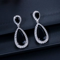 Détail macro de boucles d'oreilles goutte avec pierre noire et bordure en zircon - Noir