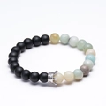 Armband van witte turquoise en zwarte onyx met een zilveren zirkoon kroonbedeltje - Amazoniet Stijl