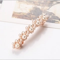 Detalle de pinza para el pelo con perlas onduladas y base de metal en oro rosa - Estilo perla completa