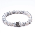 Witte turquoise kralenarmband met een donkergrijze metalen kroonbedeltje - Synthetisch Wit Turkoois Stijl