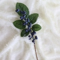 Künstlicher Heidelbeerzweig mit mattierten blauen Beeren und Blättern auf weißem Plüsch - Blaubeerzweig (5 Blätter) / Blau und Violett