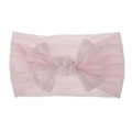 Vista dettagliata di una fascia in nylon rosa morbido con fiocco per neonati e bimbi - Rosa chiaro