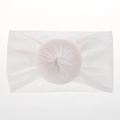 Dettaglio della fascia bianca per neonati in nylon morbido con nodo decorativo a ciambella - Bianco