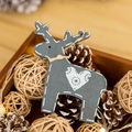 Ciondolo natalizio a forma di renna in legno grigio 12cm con decoro a cuore bianco - Renna grigia