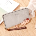 Portefeuille long en cuir gris clair mat avec fermeture éclair et dragonne marron - Gris clair