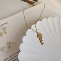 Set collana chiave dorata in argento 925 con orecchini di perle barocche bianche - Set collana e orecchini (ciondolo a chiave + orecchini di perle irregolari) / Oro 18K