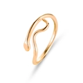 Detalle de un anillo de serpiente en oro rosa con diseño ondulado pulido y banda ajustable - Dorado