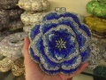 Gros plan sur la pochette de soirée rose en cristaux bleus et argentés avec fermoir - Bleu