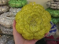 Vue détaillée d'une pochette de soirée florale jaune sertie de cristaux étincelants - Jaune
