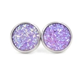 Vue détaillée de la boucle d'oreille en résine violette avec serti argenté - Druzy Violet (8)
