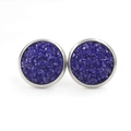 Gros plan sur les boucles d'oreilles en résine bleu foncé avec un cadre métallique argenté - Bleu Encre (22)