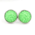 Vue macro de boucles d'oreilles rondes en résine vert citron avec base en acier argent - Vert Citron Druzy (15)