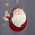 Colgante de Papá Noel de hierro vintage con gorro rojo y textura pintada rústica - Papá Noel (Izquierda)