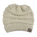 Dettaglio del berretto in maglia panna con trama spessa e l'etichetta grigia decorativa - Beige