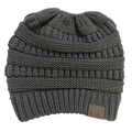 Dettaglio del berretto in maglia grossa grigio scuro con toppa decorativa in pelle - grigio scuro