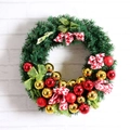 Ghirlanda natalizia con aghi in PVC verde, palline rosse e dorate e un fiocco a righe - 30cm