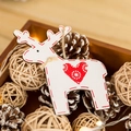 Pendaglio in legno a forma di renna bianca da 12cm con cuore rosso natalizio - Renna bianca con cuore rosso