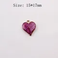 Detalle del colgante corazón morado con purpurina 15x17mm con bordes dorados y medida - Rosa Fucsia