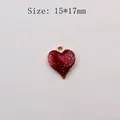 Vista detallada del colgante de corazón con purpurina roja y dorada, 15x17mm - Serie Roja