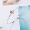 Bracciale rigido aperto argento con motivo fiore di loto e perla di cristallo fragola - Quarzo Fragola