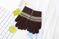 Gants en tricot marron tactiles avec motifs géométriques blancs sur les poignets - Café