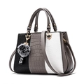 Borsa a mano tricolore con motivo a coccodrillo e ciondolo a pompon grigio - Grigio chiaro
