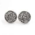 Vue macro de boucles d'oreilles 12mm en résine avec cristaux gris foncé et cadre acier - Gris Foncé (6)