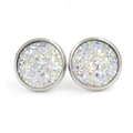Gros plan de boucles d'oreilles 12mm en résine scintillante avec base en titane poli - Blanc Argenté Pailleté (9)