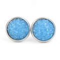 Vue détaillée de boucles d'oreilles rondes en résine bleue à texture scintillante - Bleu Royal (16)