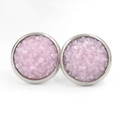 Détail de boucles d'oreilles roses en résine avec base en métal argenté sur blanc - Rose Fuchsia (26)