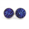 Détail macro de boucles d'oreilles rondes en résine bleu marine et monture argent - Druzy Bleu Foncé (19)