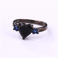 Macro di pietra nera a cuore e accenti di zircone blu su fascia in metallo gotico - US 6 / Nero